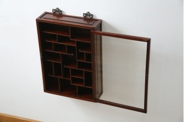 アジア民芸家具　中古　美品　唐木製　李朝デザインの壁掛けガラスケース　(R-083522)