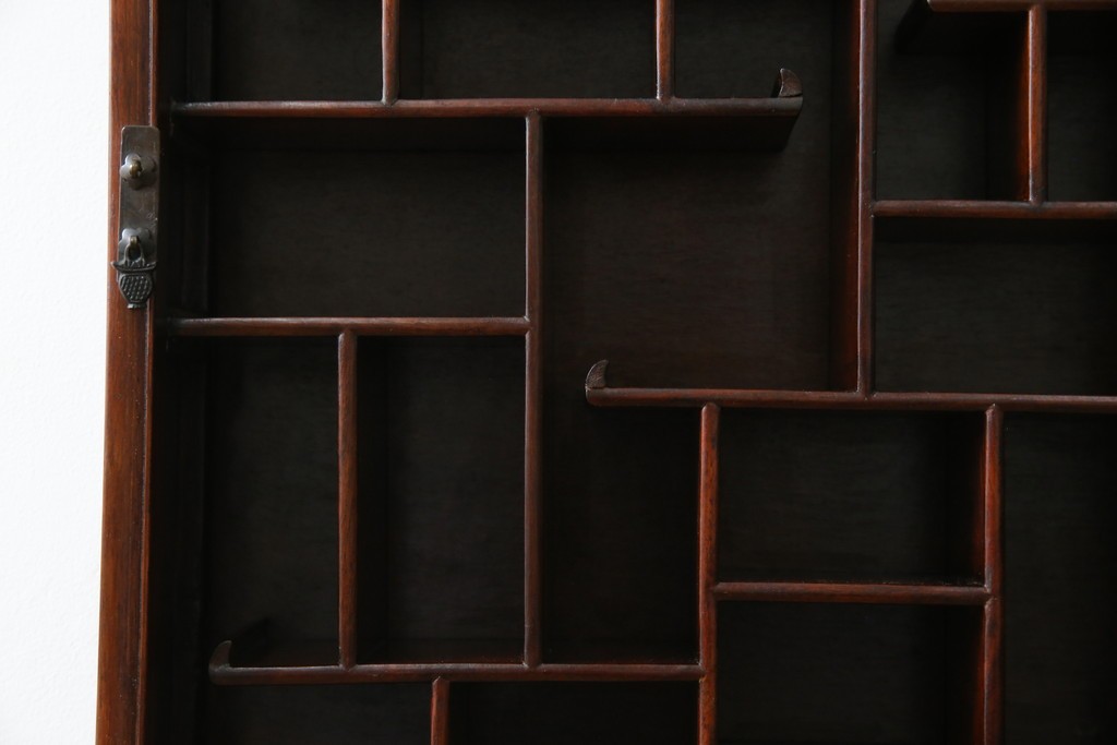 アジア民芸家具　中古　美品　唐木製　李朝デザインの壁掛けガラスケース　(R-083522)