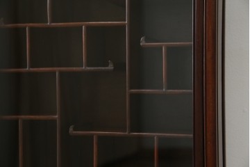 アジア民芸家具　中古　美品　唐木製　李朝デザインの壁掛けガラスケース　(R-083522)