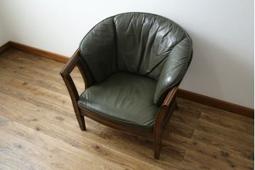 中古　maruni(マルニ木工)　地中海ロイヤルシリーズ(ROYAL)　高級感の漂う本革(レザー)1Pソファ(一人掛け、アームソファ、ラウンジソファ、サロンチェア)(定価約48万円)(R-083523)