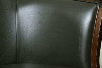 中古　maruni(マルニ木工)　地中海ロイヤルシリーズ(ROYAL)　高級感の漂う本革(レザー)1Pソファ(一人掛け、アームソファ、ラウンジソファ、サロンチェア)(定価約48万円)(R-083523)