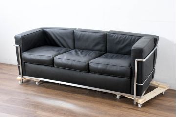 中古　IDC大塚家具　ル・コルビュジエ(Le Corbusier)デザイン   グランコンフォール LC2 　端正な造形美が際立つスチールフレームの名作3人掛けソファ(3P、三人掛け、レザーソファ、モダンソファ、デザイナーズソファ)(定価約80万円)(R-083525)