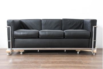中古　IDC大塚家具　ル・コルビュジエ(Le Corbusier)デザイン   グランコンフォール LC2 　端正な造形美が際立つスチールフレームの名作3人掛けソファ(3P、三人掛け、レザーソファ、モダンソファ、デザイナーズソファ)(定価約80万円)(R-083525)