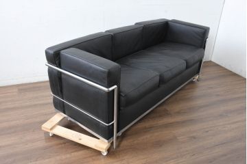 中古　IDC大塚家具　ル・コルビュジエ(Le Corbusier)デザイン   グランコンフォール LC2 　端正な造形美が際立つスチールフレームの名作3人掛けソファ(3P、三人掛け、レザーソファ、モダンソファ、デザイナーズソファ)(定価約80万円)(R-083525)