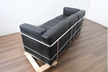 中古　IDC大塚家具　ル・コルビュジエ(Le Corbusier)デザイン   グランコンフォール LC2 　端正な造形美が際立つスチールフレームの名作3人掛けソファ(3P、三人掛け、レザーソファ、モダンソファ、デザイナーズソファ)(定価約80万円)(R-083525)
