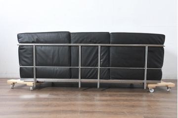 中古　IDC大塚家具　ル・コルビュジエ(Le Corbusier)デザイン   グランコンフォール LC2 　端正な造形美が際立つスチールフレームの名作3人掛けソファ(3P、三人掛け、レザーソファ、モダンソファ、デザイナーズソファ)(定価約80万円)(R-083525)