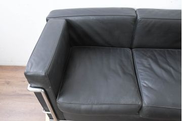 中古　IDC大塚家具　ル・コルビュジエ(Le Corbusier)デザイン   グランコンフォール LC2 　端正な造形美が際立つスチールフレームの名作3人掛けソファ(3P、三人掛け、レザーソファ、モダンソファ、デザイナーズソファ)(定価約80万円)(R-083525)