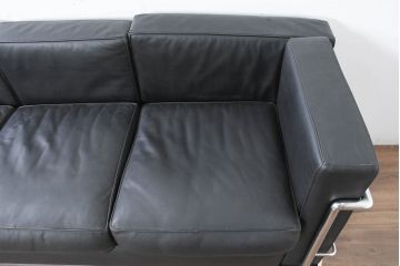 中古　IDC大塚家具　ル・コルビュジエ(Le Corbusier)デザイン   グランコンフォール LC2 　端正な造形美が際立つスチールフレームの名作3人掛けソファ(3P、三人掛け、レザーソファ、モダンソファ、デザイナーズソファ)(定価約80万円)(R-083525)