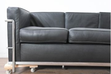 中古　IDC大塚家具　ル・コルビュジエ(Le Corbusier)デザイン   グランコンフォール LC2 　端正な造形美が際立つスチールフレームの名作3人掛けソファ(3P、三人掛け、レザーソファ、モダンソファ、デザイナーズソファ)(定価約80万円)(R-083525)