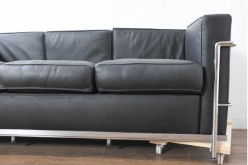中古　IDC大塚家具　ル・コルビュジエ(Le Corbusier)デザイン   グランコンフォール LC2 　端正な造形美が際立つスチールフレームの名作3人掛けソファ(3P、三人掛け、レザーソファ、モダンソファ、デザイナーズソファ)(定価約80万円)(R-083525)