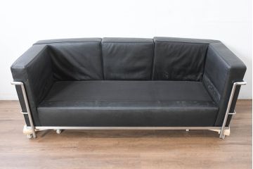 中古　IDC大塚家具　ル・コルビュジエ(Le Corbusier)デザイン   グランコンフォール LC2 　端正な造形美が際立つスチールフレームの名作3人掛けソファ(3P、三人掛け、レザーソファ、モダンソファ、デザイナーズソファ)(定価約80万円)(R-083525)