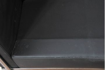 中古　IDC大塚家具　ル・コルビュジエ(Le Corbusier)デザイン   グランコンフォール LC2 　端正な造形美が際立つスチールフレームの名作3人掛けソファ(3P、三人掛け、レザーソファ、モダンソファ、デザイナーズソファ)(定価約80万円)(R-083525)