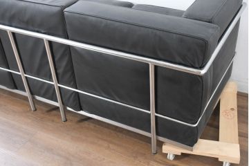 中古　IDC大塚家具　ル・コルビュジエ(Le Corbusier)デザイン   グランコンフォール LC2 　端正な造形美が際立つスチールフレームの名作3人掛けソファ(3P、三人掛け、レザーソファ、モダンソファ、デザイナーズソファ)(定価約80万円)(R-083525)