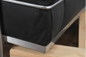 中古　IDC大塚家具　ル・コルビュジエ(Le Corbusier)デザイン   グランコンフォール LC2 　端正な造形美が際立つスチールフレームの名作3人掛けソファ(3P、三人掛け、レザーソファ、モダンソファ、デザイナーズソファ)(定価約80万円)(R-083525)