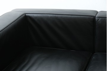 中古　IDC大塚家具　ル・コルビュジエ(Le Corbusier)デザイン   グランコンフォール LC2 　端正な造形美が際立つスチールフレームの名作3人掛けソファ(3P、三人掛け、レザーソファ、モダンソファ、デザイナーズソファ)(定価約80万円)(R-083525)