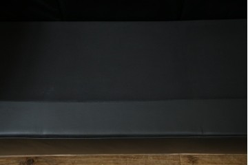 中古　IDC大塚家具　ル・コルビュジエ(Le Corbusier)デザイン   グランコンフォール LC2 　端正な造形美が際立つスチールフレームの名作3人掛けソファ(3P、三人掛け、レザーソファ、モダンソファ、デザイナーズソファ)(定価約80万円)(R-083525)