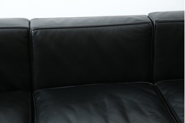 中古　IDC大塚家具　ル・コルビュジエ(Le Corbusier)デザイン   グランコンフォール LC2 　端正な造形美が際立つスチールフレームの名作3人掛けソファ(3P、三人掛け、レザーソファ、モダンソファ、デザイナーズソファ)(定価約80万円)(R-083525)