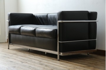 中古　IDC大塚家具　ル・コルビュジエ(Le Corbusier)デザイン   グランコンフォール LC2 　端正な造形美が際立つスチールフレームの名作3人掛けソファ(3P、三人掛け、レザーソファ、モダンソファ、デザイナーズソファ)(定価約80万円)(R-083525)