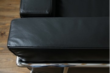 中古　IDC大塚家具　ル・コルビュジエ(Le Corbusier)デザイン   グランコンフォール LC2 　端正な造形美が際立つスチールフレームの名作3人掛けソファ(3P、三人掛け、レザーソファ、モダンソファ、デザイナーズソファ)(定価約80万円)(R-083525)