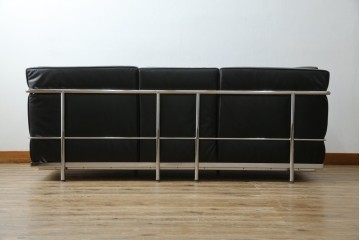 中古　IDC大塚家具　ル・コルビュジエ(Le Corbusier)デザイン   グランコンフォール LC2 　端正な造形美が際立つスチールフレームの名作3人掛けソファ(3P、三人掛け、レザーソファ、モダンソファ、デザイナーズソファ)(定価約80万円)(R-083525)