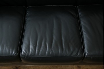 中古　IDC大塚家具　ル・コルビュジエ(Le Corbusier)デザイン   グランコンフォール LC2 　端正な造形美が際立つスチールフレームの名作3人掛けソファ(3P、三人掛け、レザーソファ、モダンソファ、デザイナーズソファ)(定価約80万円)(R-083525)