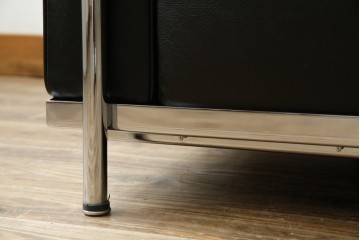 中古　IDC大塚家具　ル・コルビュジエ(Le Corbusier)デザイン   グランコンフォール LC2 　端正な造形美が際立つスチールフレームの名作3人掛けソファ(3P、三人掛け、レザーソファ、モダンソファ、デザイナーズソファ)(定価約80万円)(R-083525)