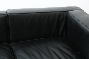 中古　IDC大塚家具　ル・コルビュジエ(Le Corbusier)デザイン   グランコンフォール LC2 　端正な造形美が際立つスチールフレームの名作3人掛けソファ(3P、三人掛け、レザーソファ、モダンソファ、デザイナーズソファ)(定価約80万円)(R-083525)