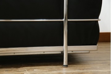 中古　IDC大塚家具　ル・コルビュジエ(Le Corbusier)デザイン   グランコンフォール LC2 　端正な造形美が際立つスチールフレームの名作3人掛けソファ(3P、三人掛け、レザーソファ、モダンソファ、デザイナーズソファ)(定価約80万円)(R-083525)