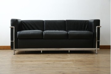 中古　IDC大塚家具　ル・コルビュジエ(Le Corbusier)デザイン   グランコンフォール LC2 　端正な造形美が際立つスチールフレームの名作3人掛けソファ(3P、三人掛け、レザーソファ、モダンソファ、デザイナーズソファ)(定価約80万円)(R-083525)