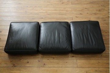 中古　IDC大塚家具　ル・コルビュジエ(Le Corbusier)デザイン   グランコンフォール LC2 　端正な造形美が際立つスチールフレームの名作3人掛けソファ(3P、三人掛け、レザーソファ、モダンソファ、デザイナーズソファ)(定価約80万円)(R-083525)