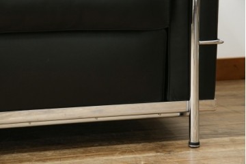 中古　IDC大塚家具　ル・コルビュジエ(Le Corbusier)デザイン   グランコンフォール LC2 　端正な造形美が際立つスチールフレームの名作3人掛けソファ(3P、三人掛け、レザーソファ、モダンソファ、デザイナーズソファ)(定価約80万円)(R-083525)