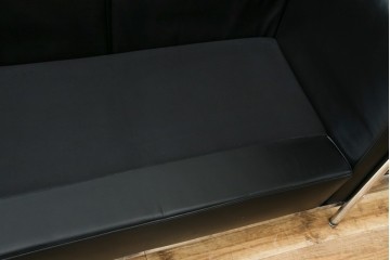 中古　IDC大塚家具　ル・コルビュジエ(Le Corbusier)デザイン   グランコンフォール LC2 　端正な造形美が際立つスチールフレームの名作3人掛けソファ(3P、三人掛け、レザーソファ、モダンソファ、デザイナーズソファ)(定価約80万円)(R-083525)