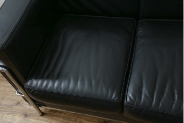 中古　IDC大塚家具　ル・コルビュジエ(Le Corbusier)デザイン   グランコンフォール LC2 　端正な造形美が際立つスチールフレームの名作3人掛けソファ(3P、三人掛け、レザーソファ、モダンソファ、デザイナーズソファ)(定価約80万円)(R-083525)