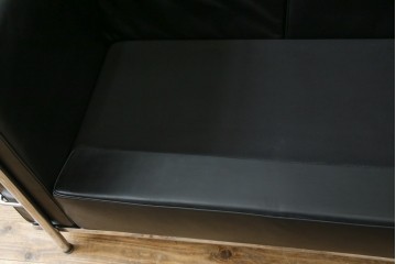 中古　IDC大塚家具　ル・コルビュジエ(Le Corbusier)デザイン   グランコンフォール LC2 　端正な造形美が際立つスチールフレームの名作3人掛けソファ(3P、三人掛け、レザーソファ、モダンソファ、デザイナーズソファ)(定価約80万円)(R-083525)