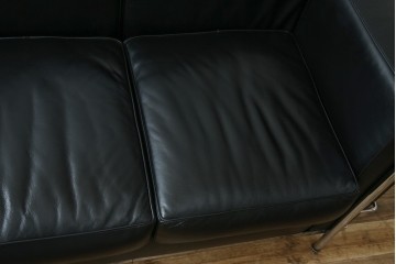 中古　IDC大塚家具　ル・コルビュジエ(Le Corbusier)デザイン   グランコンフォール LC2 　端正な造形美が際立つスチールフレームの名作3人掛けソファ(3P、三人掛け、レザーソファ、モダンソファ、デザイナーズソファ)(定価約80万円)(R-083525)
