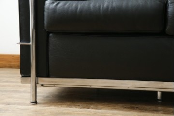 中古　IDC大塚家具　ル・コルビュジエ(Le Corbusier)デザイン   グランコンフォール LC2 　端正な造形美が際立つスチールフレームの名作3人掛けソファ(3P、三人掛け、レザーソファ、モダンソファ、デザイナーズソファ)(定価約80万円)(R-083525)