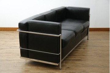 中古　IDC大塚家具　ル・コルビュジエ(Le Corbusier)デザイン   グランコンフォール LC2 　端正な造形美が際立つスチールフレームの名作3人掛けソファ(3P、三人掛け、レザーソファ、モダンソファ、デザイナーズソファ)(定価約80万円)(R-083525)