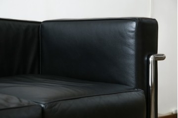 中古　IDC大塚家具　ル・コルビュジエ(Le Corbusier)デザイン   グランコンフォール LC2 　端正な造形美が際立つスチールフレームの名作3人掛けソファ(3P、三人掛け、レザーソファ、モダンソファ、デザイナーズソファ)(定価約80万円)(R-083525)