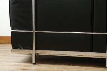 中古　IDC大塚家具　ル・コルビュジエ(Le Corbusier)デザイン   グランコンフォール LC2 　端正な造形美が際立つスチールフレームの名作3人掛けソファ(3P、三人掛け、レザーソファ、モダンソファ、デザイナーズソファ)(定価約80万円)(R-083525)