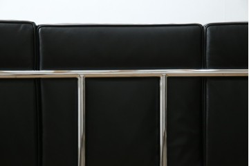 中古　IDC大塚家具　ル・コルビュジエ(Le Corbusier)デザイン   グランコンフォール LC2 　端正な造形美が際立つスチールフレームの名作3人掛けソファ(3P、三人掛け、レザーソファ、モダンソファ、デザイナーズソファ)(定価約80万円)(R-083525)