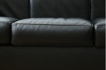 中古　IDC大塚家具　ル・コルビュジエ(Le Corbusier)デザイン   グランコンフォール LC2 　端正な造形美が際立つスチールフレームの名作3人掛けソファ(3P、三人掛け、レザーソファ、モダンソファ、デザイナーズソファ)(定価約80万円)(R-083525)