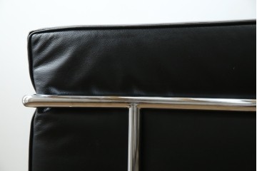 中古　IDC大塚家具　ル・コルビュジエ(Le Corbusier)デザイン   グランコンフォール LC2 　端正な造形美が際立つスチールフレームの名作3人掛けソファ(3P、三人掛け、レザーソファ、モダンソファ、デザイナーズソファ)(定価約80万円)(R-083525)