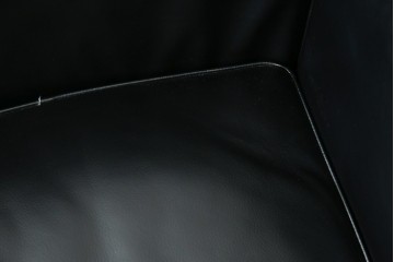 中古　IDC大塚家具　ル・コルビュジエ(Le Corbusier)デザイン   グランコンフォール LC2 　端正な造形美が際立つスチールフレームの名作3人掛けソファ(3P、三人掛け、レザーソファ、モダンソファ、デザイナーズソファ)(定価約80万円)(R-083525)