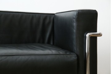 中古　IDC大塚家具　ル・コルビュジエ(Le Corbusier)デザイン   グランコンフォール LC2 　端正な造形美が際立つスチールフレームの名作3人掛けソファ(3P、三人掛け、レザーソファ、モダンソファ、デザイナーズソファ)(定価約80万円)(R-083525)