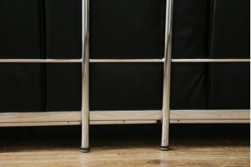 中古　IDC大塚家具　ル・コルビュジエ(Le Corbusier)デザイン   グランコンフォール LC2 　端正な造形美が際立つスチールフレームの名作3人掛けソファ(3P、三人掛け、レザーソファ、モダンソファ、デザイナーズソファ)(定価約80万円)(R-083525)