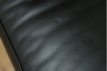 中古　IDC大塚家具　ル・コルビュジエ(Le Corbusier)デザイン   グランコンフォール LC2 　端正な造形美が際立つスチールフレームの名作3人掛けソファ(3P、三人掛け、レザーソファ、モダンソファ、デザイナーズソファ)(定価約80万円)(R-083525)