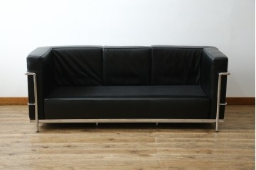 中古　IDC大塚家具　ル・コルビュジエ(Le Corbusier)デザイン   グランコンフォール LC2 　端正な造形美が際立つスチールフレームの名作3人掛けソファ(3P、三人掛け、レザーソファ、モダンソファ、デザイナーズソファ)(定価約80万円)(R-083525)