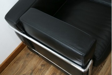 中古　IDC大塚家具　ル・コルビュジエ(Le Corbusier)デザイン   グランコンフォール LC2 　端正な造形美が際立つスチールフレームの名作3人掛けソファ(3P、三人掛け、レザーソファ、モダンソファ、デザイナーズソファ)(定価約80万円)(R-083525)