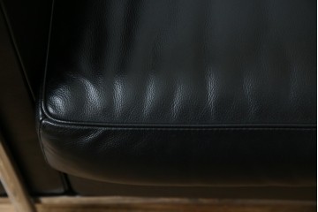 中古　IDC大塚家具　ル・コルビュジエ(Le Corbusier)デザイン   グランコンフォール LC2 　端正な造形美が際立つスチールフレームの名作3人掛けソファ(3P、三人掛け、レザーソファ、モダンソファ、デザイナーズソファ)(定価約80万円)(R-083525)