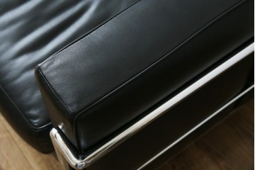 中古　IDC大塚家具　ル・コルビュジエ(Le Corbusier)デザイン   グランコンフォール LC2 　端正な造形美が際立つスチールフレームの名作3人掛けソファ(3P、三人掛け、レザーソファ、モダンソファ、デザイナーズソファ)(定価約80万円)(R-083525)